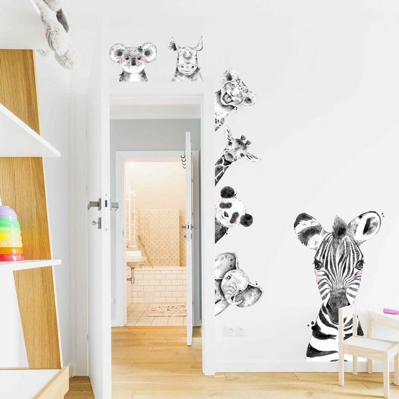 Decorate i mobili e la parete vuota intorno alla porta con originali  animaletti