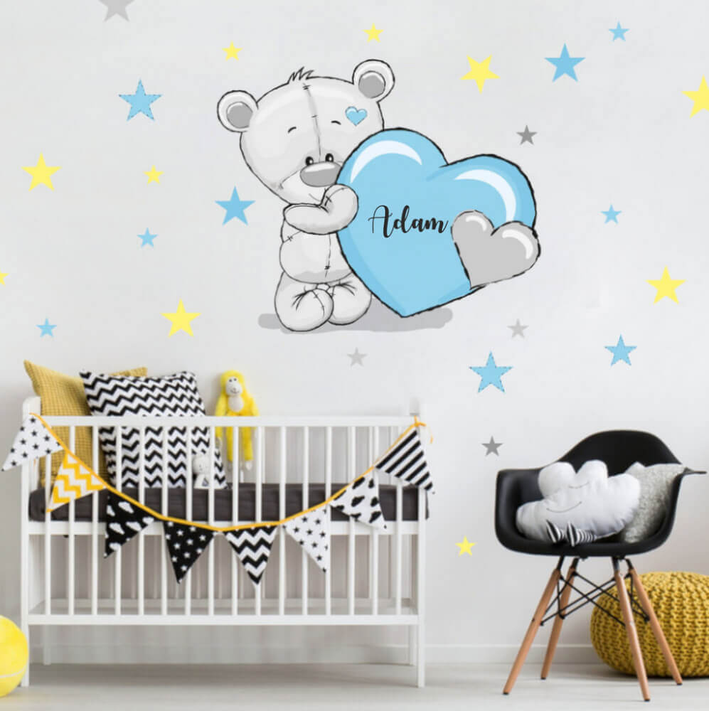 Orsetto grigio con le stelle di colore blu e giallo