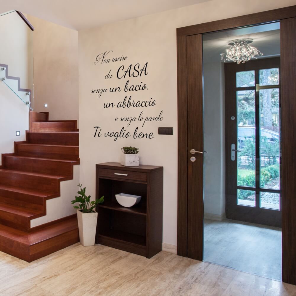 Adesivo da parete - Non esci mai da casa senza un bacio