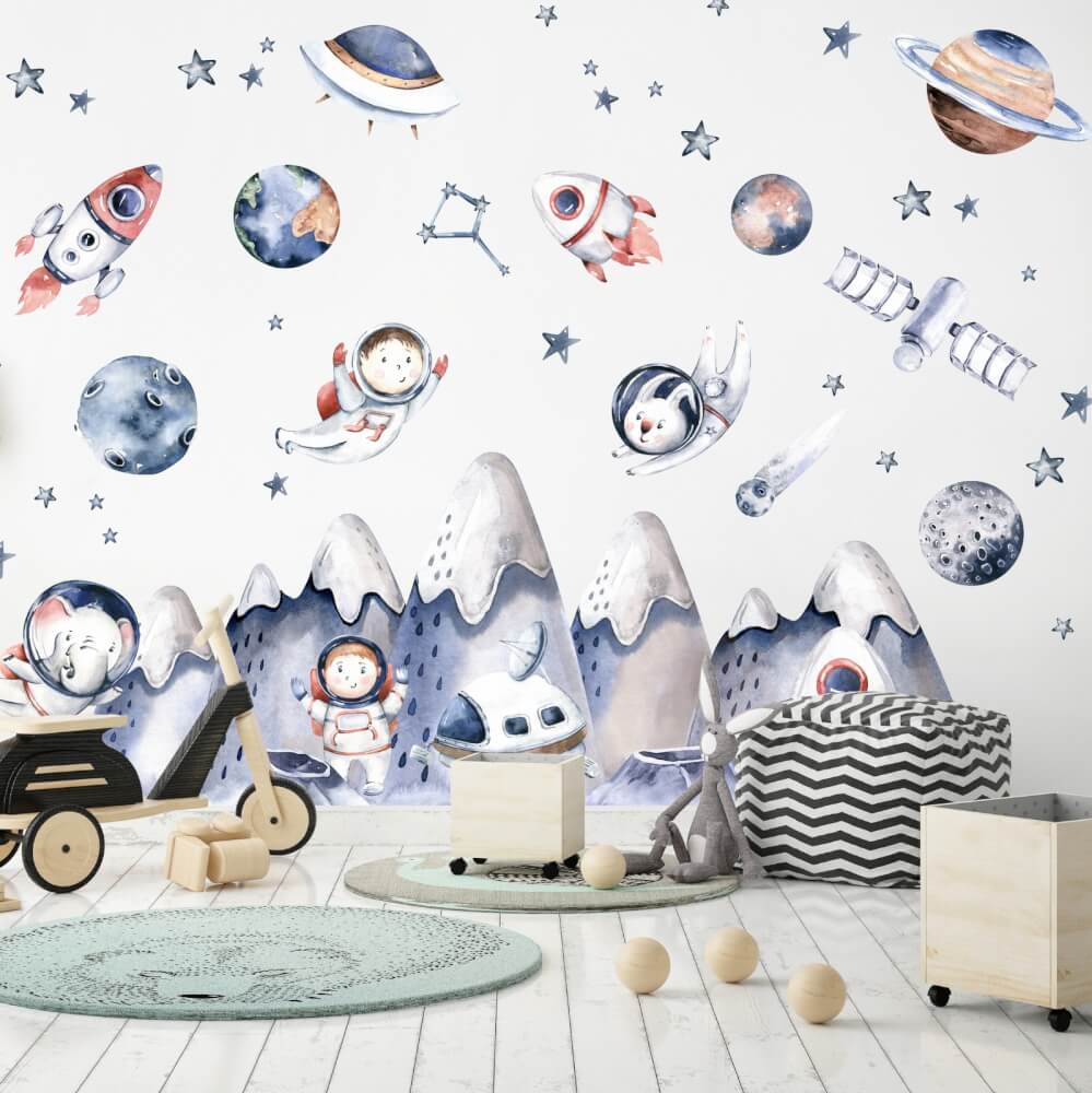 Un tema spaziale preferito per la stanza dei bambini con allegri astronauti e pianeti.